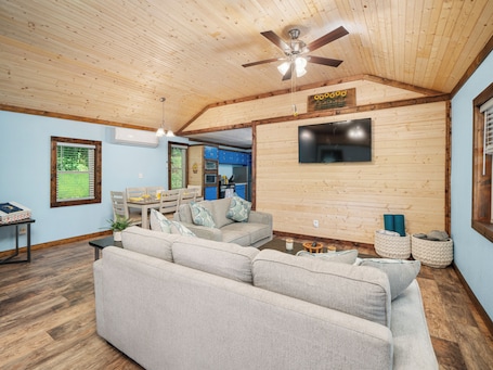 Smart TV. The Honeycomb Hideout-Charming 2-bedroom house in marvelous Bakersville
