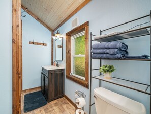 Shower, hair dryer, towels, soap - The Honeycomb Hideout-Charming 2-bedroom house in marvelous Bakersville (Bakersville)