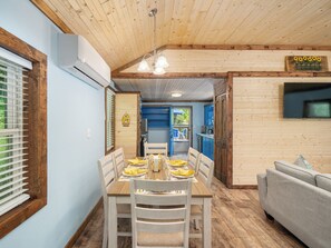 Dining - The Honeycomb Hideout-Charming 2-bedroom house in marvelous Bakersville (Bakersville)