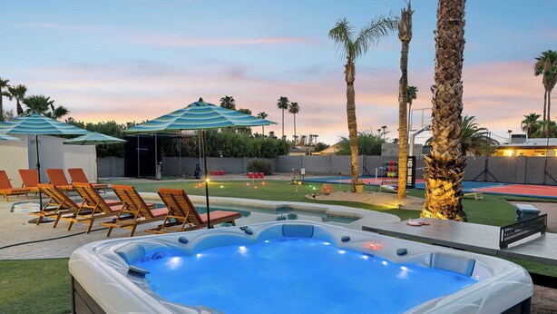 A hot tub with lounge chairs and umbrellas in a backyard setting. - Fairway Oasis by Avantstay Ultimate Scottsdale Oasis! (Scottsdale)