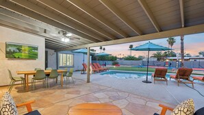 An outdoor patio with a pool, lounge chairs, and a dining area. - Fairway Oasis by Avantstay Ultimate Scottsdale Oasis! (Scottsdale)