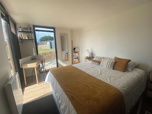 2 Schlafzimmer, Schreibtisch, Bügeleisen/Bügelbrett, Reisekinderbett