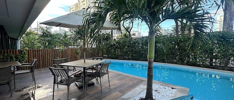 Una piscina al aire libre