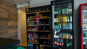 A grocery store with shelves stocked with snacks, beverages, and other items. - Flats no Parque Shopping por Yolo (Recife)
