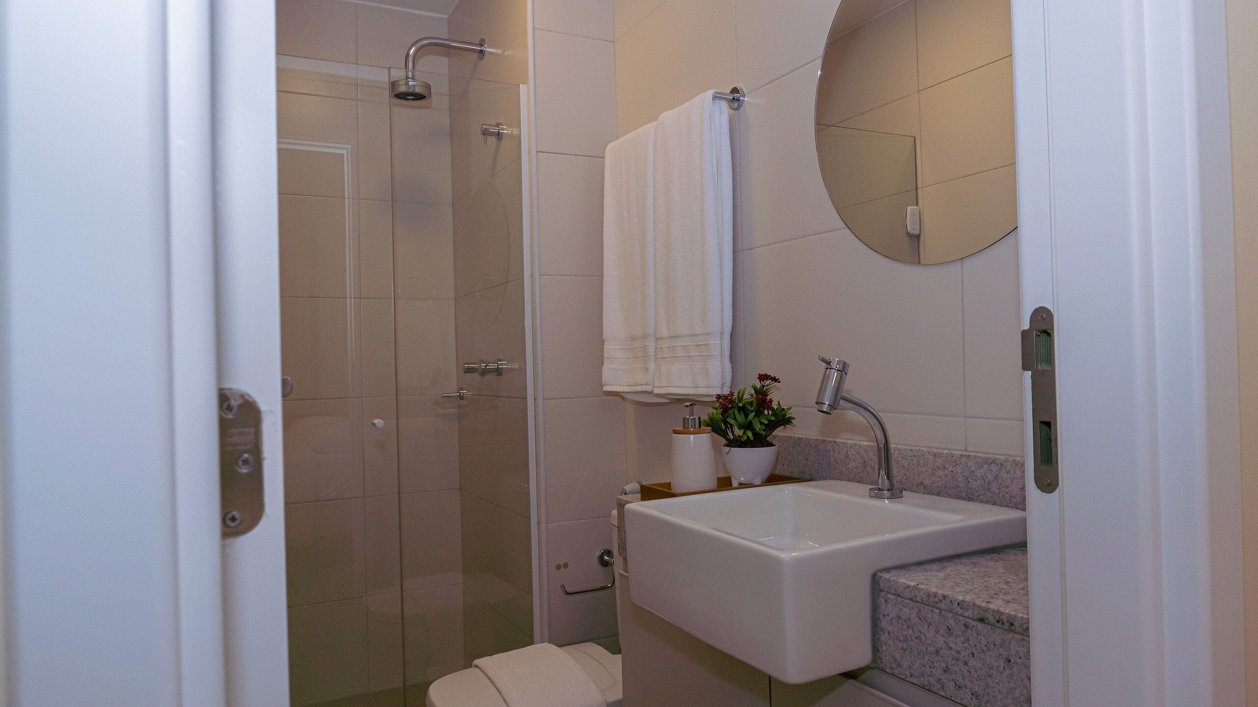 Basic Apartment | Bathroom