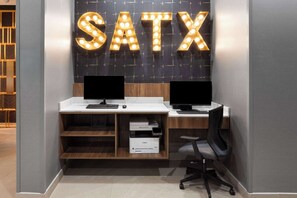 Business centre - La Quinta Inn & Suites By Wyndham San Antonio At The Rim (San Antonio)