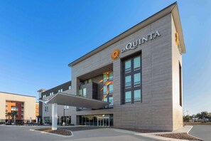Exterior - La Quinta Inn & Suites By Wyndham San Antonio At The Rim (San Antonio)