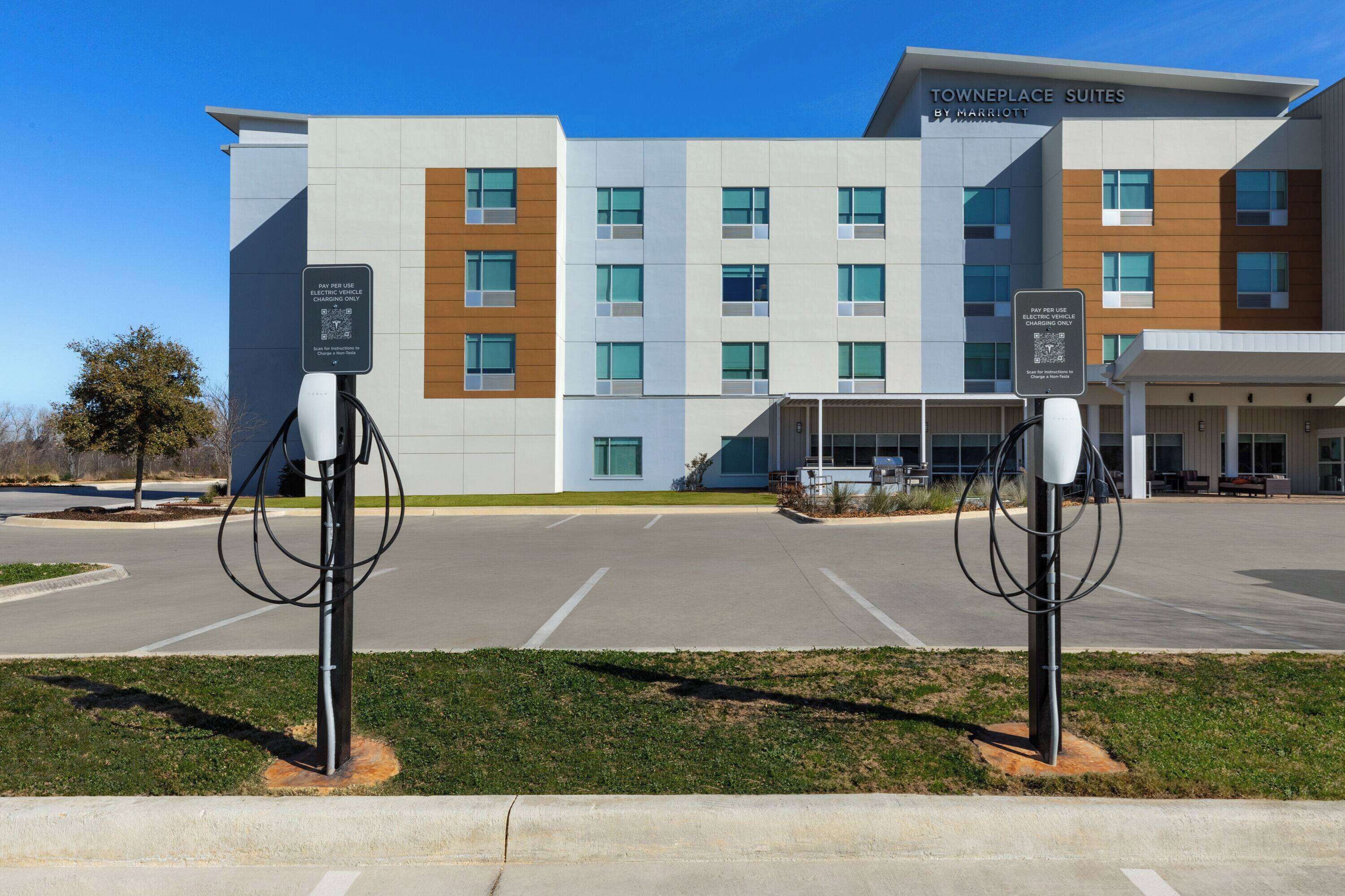 Towneplace Suites by Marriott with a parking lot and electric vehicle charging stations.