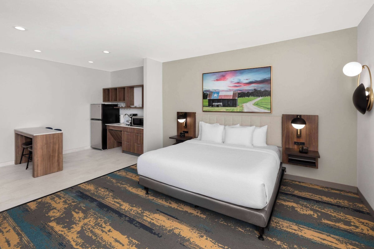 Suite, 1 King Bed, Mobility Accessible, Kitchenette