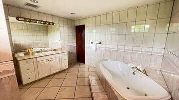 Bidet, toallas, jabón, shampoo