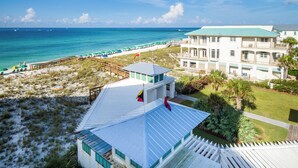 Ein Strandhotel mit Pool, Strandliegen und Blick auf den Ozean.