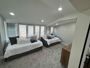 3 chambres, fer et planche à repasser, lit de bébé portatif