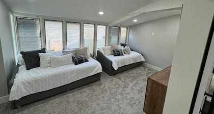 20ft from Hospital-Hospital Haven w/Sunroom