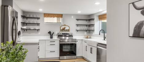 Réfrigérateur, micro-ondes, four, plaque de cuisson