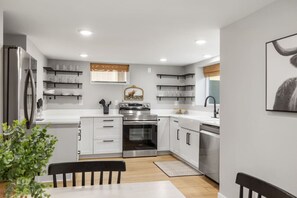 Kylskåp, mikrovågsugn, ugn och spishäll