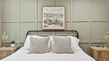 2 dormitorios, tabla de planchar con plancha, cuna de viaje