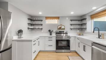 Kühlschrank, Mikrowelle, Ofen, Herdplatte