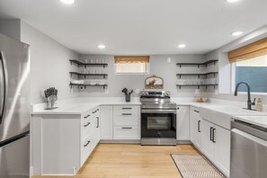 Kylskåp, mikrovågsugn, ugn och spishäll