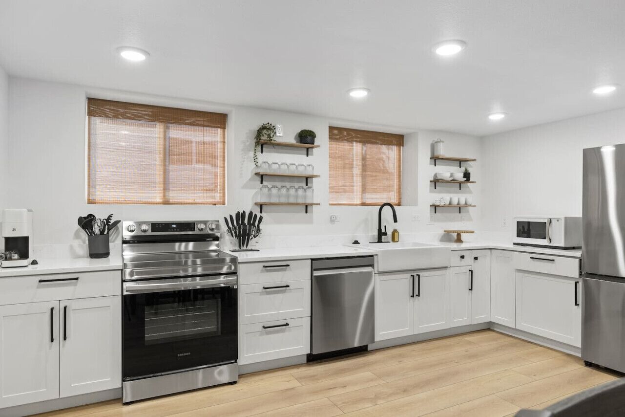 冷蔵庫、電子レンジ、オーブン、コンロ