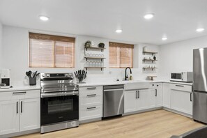 Een koelkast, een microgolfoven, een oven, een kookplaat