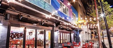 تناول الطعام بالخارج