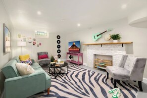 Téléviseur connecté, foyer, livres, bureau