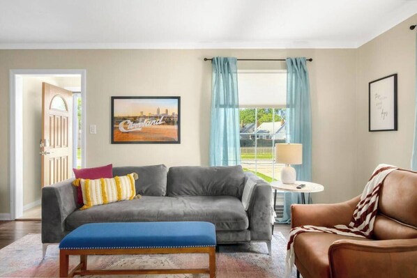 Téléviseur connecté, foyer, livres, bureau