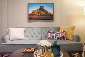 Smart-tv, pejs, bøger, kontorer