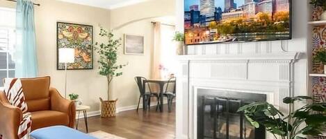 Smart TV, chimenea, libros y oficina