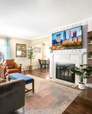 Téléviseur connecté, foyer, livres, bureau