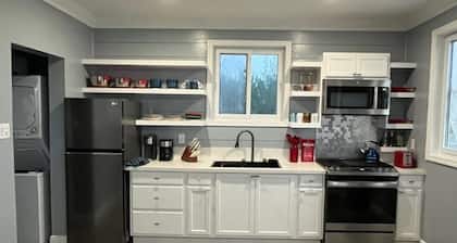 Charming private cottage with WiFi and AC in beautiful Whale Point