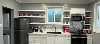 Charming private cottage with WiFi and AC in beautiful Whale Point