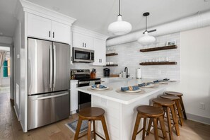 Jääkaappi, mikroaaltouuni, uuni, liesi