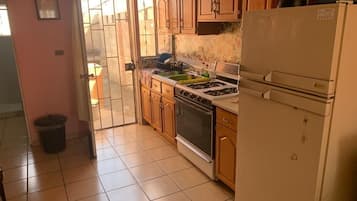 Refrigerador, microondas, horno y utensilios de cocina
