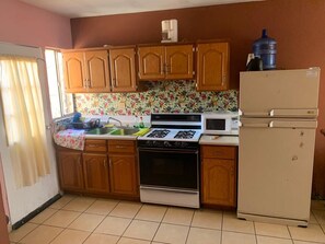 Kylskåp, mikrovågsugn, ugn och grytor/köksredskap