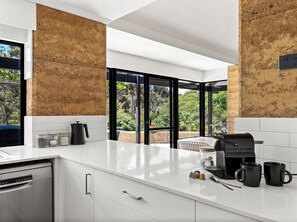 Micro-ondes, four, lave-vaisselle, cafetière/bouilloire