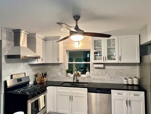 ثلاجة، ميكروويف، فرن، موقد طهي مسطح