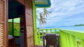 Nhà tiện nghi đơn giản, ban công | Hiên