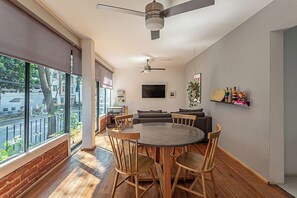 Appartement Confort, balcon, vue ville | Coin séjour