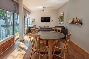 Departamento Confort, balcón, vista a la ciudad | 1 habitación, decoración personalizada, muebles diferentes y escritorio 