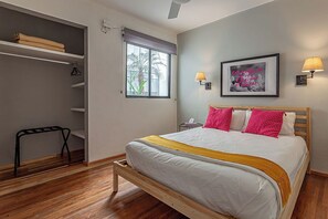 Appartement Confort, balcon, vue sur la ville | 1 chambre, décor unique, ameublement unique, bureau