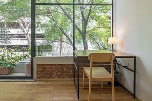 Departamento Confort, balcón, vista a la ciudad | Área de sala de estar | Smart TV y piso con calefacción 