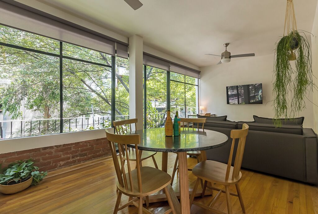 Departamento Confort, balcón, vista a la ciudad | Cocina privada | Microondas y utensilios de cocina 