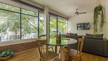 Comfort Apartment, Balcony, City View | Private kitchen | Microwave, cookware/dishes/utensils