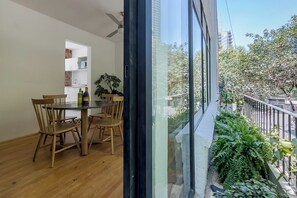 Apartamento Confort, balcón, vistas a la ciudad | Zona de estar | Una Smart TV, suelo radiante