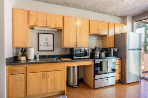 Køleskab, mikrobølgeovn, ovn, kogeplade