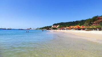 Näkymä rannalle/valtamerelle