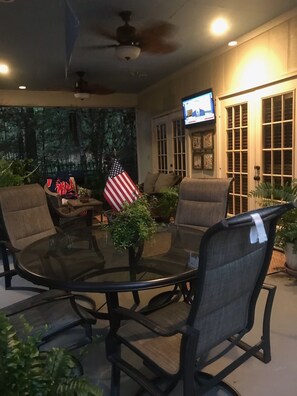 Terrace/patio - Cozy 1-bedroom 1 bath guest house 5 minutes from Ole Miss Campus (Oxford)