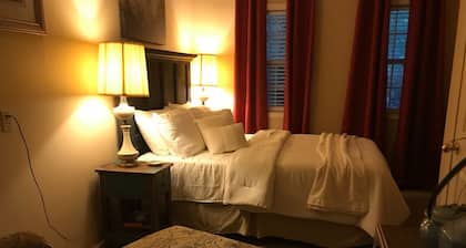 Cozy 1-bedroom 1 bath guest house 5 minutes from Ole Miss Campus
