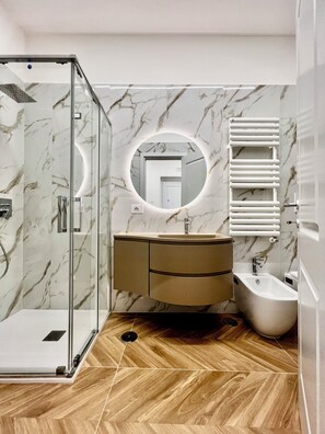 Dutxa, assecador de cabells, bidet i tovalloles